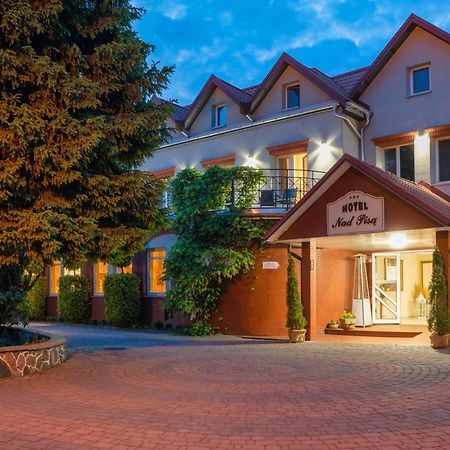 Hotel Nad Pisa بيش المظهر الخارجي الصورة