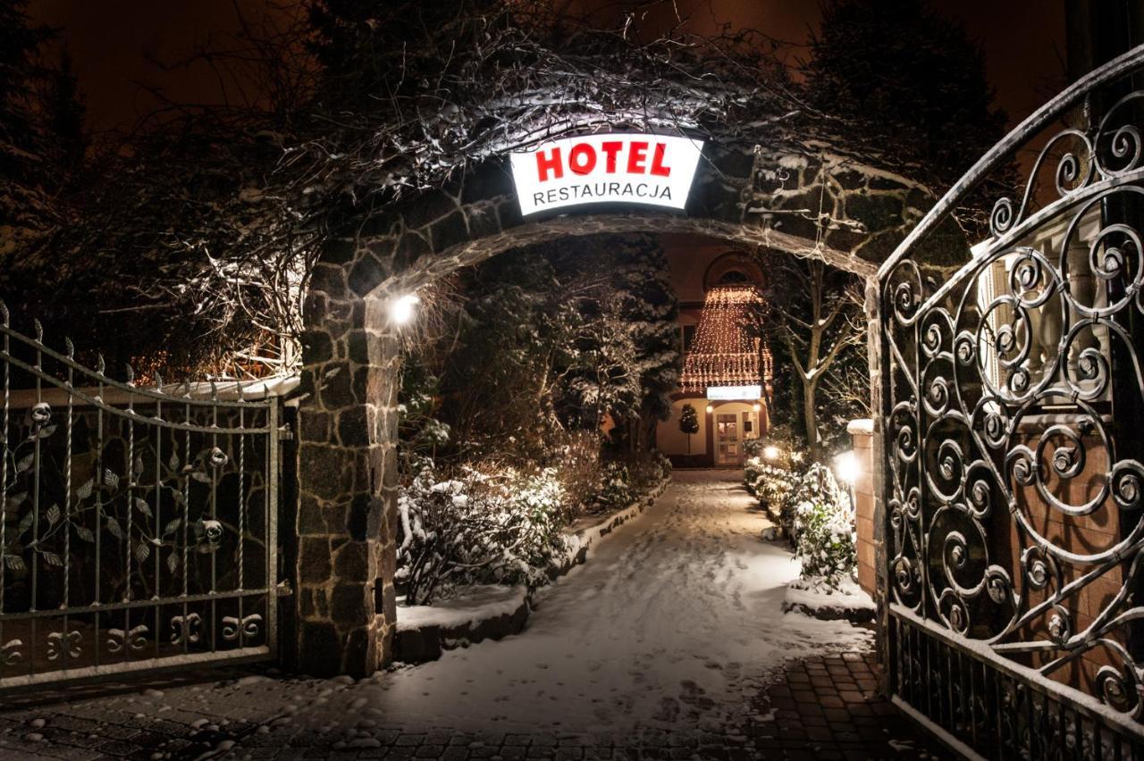 Hotel Nad Pisa بيش المظهر الخارجي الصورة